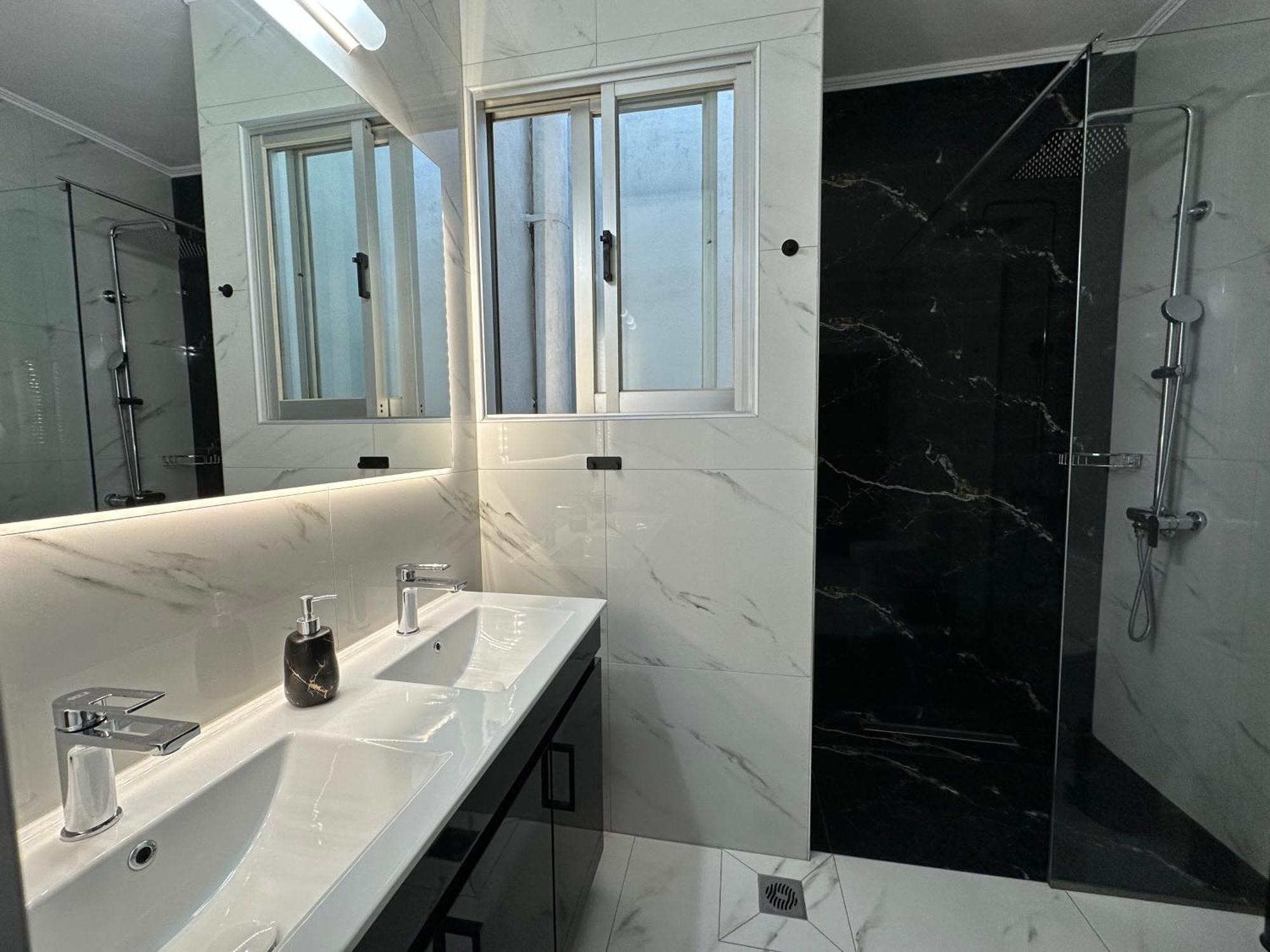 W Pearl Suite Néa Péramos Exterior foto